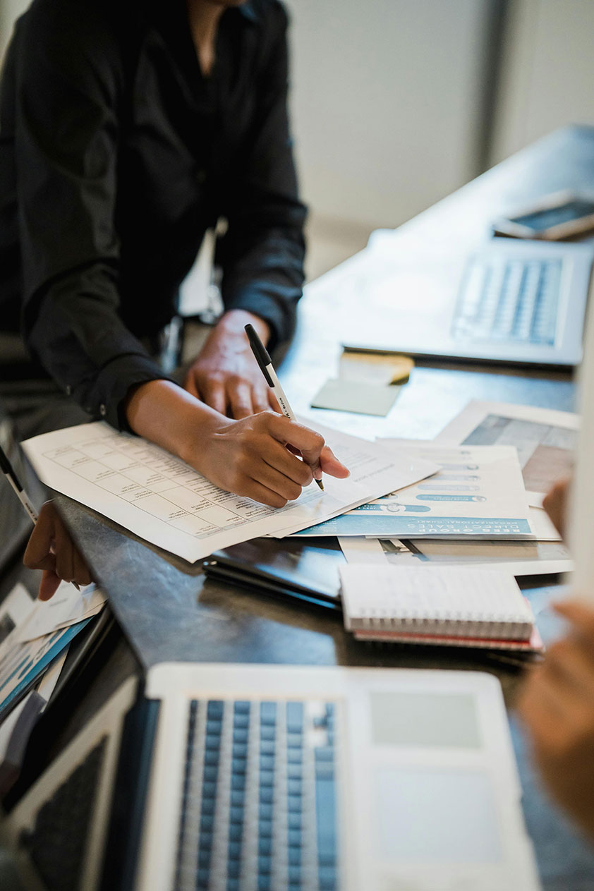 Business_desk_842x1263